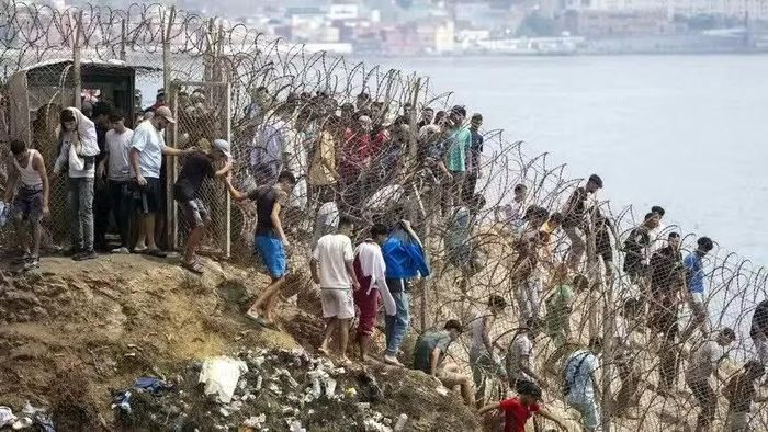  Người di cư tìm cách vượt biển để vào vùng lãnh thổ Ceuta của Tây Ban Nha trong làn sóng di cư quy mô lớn từ Maroc. Ảnh: Anadolu 