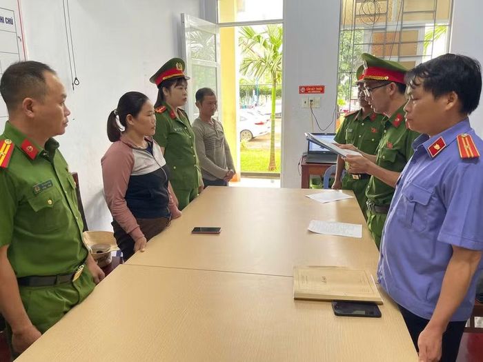 Đối tượng Hằng (thứ 2 từ trái qua) đã bị bắt giam. Ảnh: Phan Thanh