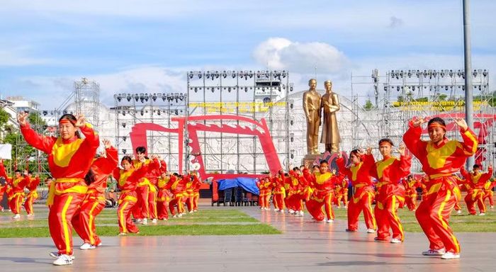 Đồng diễn bài Hùng kê quyền. Ảnh: Đoan Ngọc