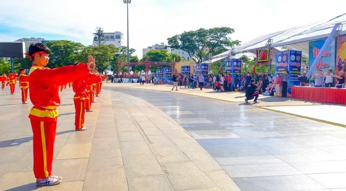 Khán giả theo dõi, chụp ảnh màn đồng diễn võ thuật. Ảnh: Đoan Ngọc