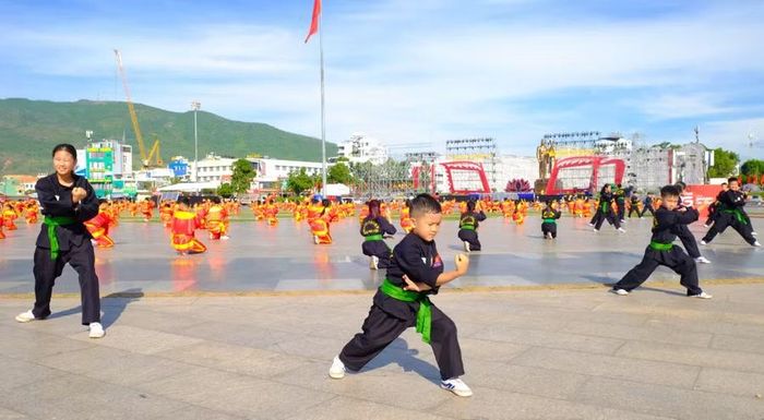 Nhiều võ sinh “nhí” đến từ môn phái Nam Thiếu Lâm tự Sơn Đông Việt Nam (tỉnh Thái Nguyên) tham gia đồng diễn võ thuật. Ảnh: Đoan Ngọc