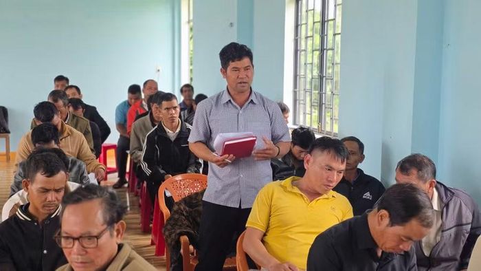Đảng viên Chi bộ làng Nang Long - O Sơr tham gia ý kiến tại buổi sinh hoạt. Ảnh: Bá Bính