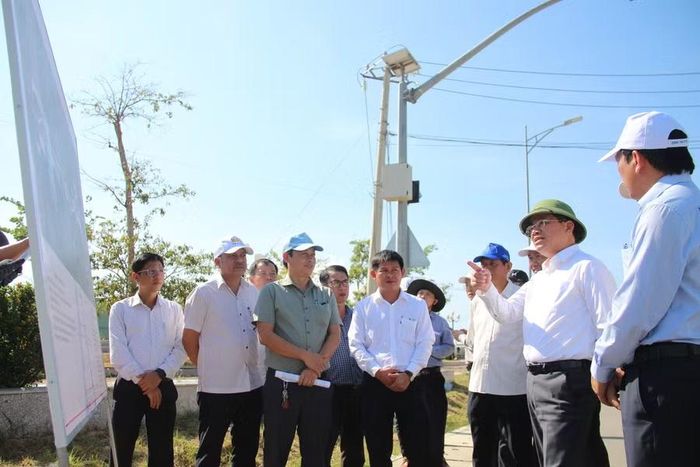 Chủ tịch UBND tỉnh Phạm Anh Tuấn (thứ 2 từ phải sang) chỉ đạo UBND xã Đề Gi gấp rút hoàn thành công tác đền bù, giải phóng mặt bằng để sớm giao mặt bằng sạch cho nhà thầu thi công dự án đoạn qua địa phương. Ảnh: Trọng Lợi