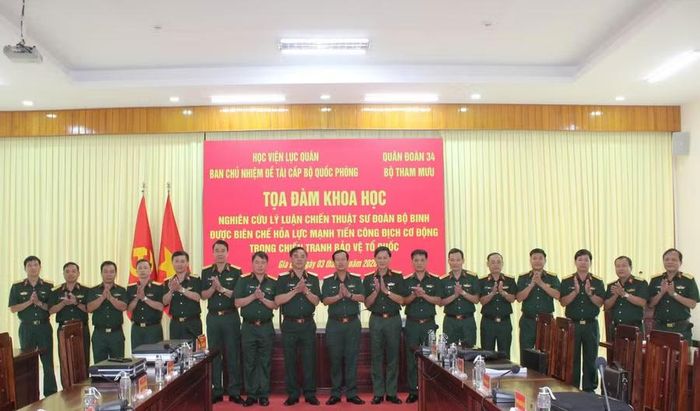  Các đại biểu dự tọa đàm chụp ảnh lưu niệm. Ảnh: N.T 