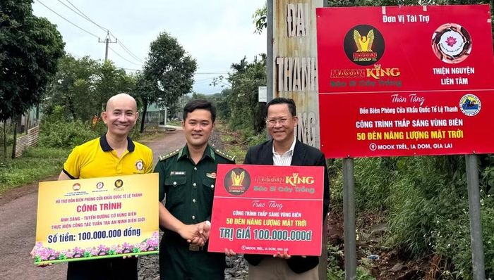 Các đơn vị triển khai công trình “Thắp sáng đường biên - Đường cờ Tổ quốc” tại làng Mook Trêl, xã Ia Dom. Ảnh: Thanh Bình