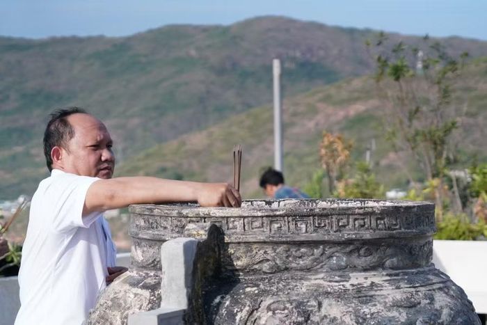 Phó Bí thư Thường trực Tỉnh ủy Rah Lan Chung dâng hương tại Tượng đài Trần Hưng Đạo. Ảnh: N.H