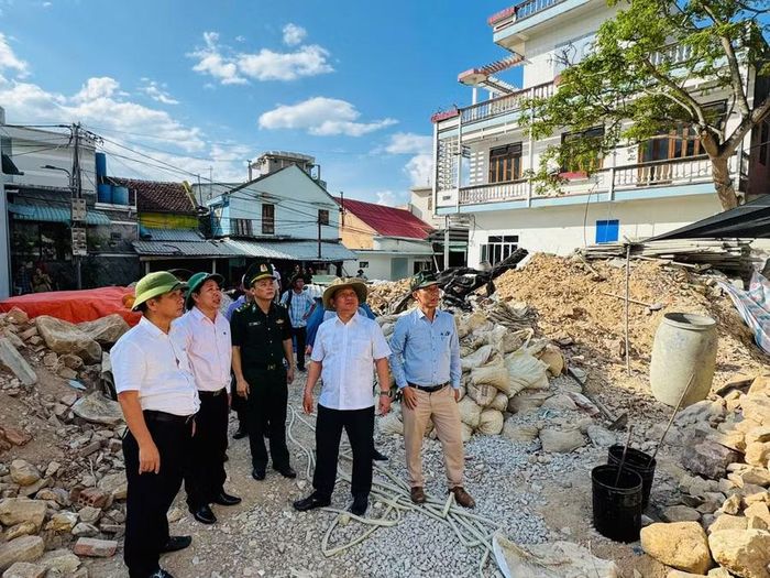 Phó Bí thư Thường trực Tỉnh ủy Rah Lan Chung (thứ 2 từ phải sang) kiểm tra tiến độ thi công kè chống sạt lở núi ở Tổ dân phố 1 (Hải Minh). Ảnh: N.H