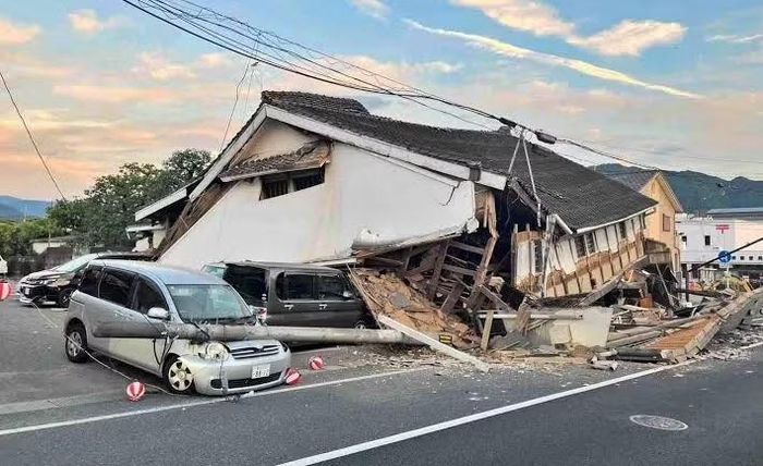 Ngôi nhà ở thị trấn Hikawa, tỉnh Kumamoto bị sập trong trận động đất ngày 28-7. Ảnh: Kumanichi