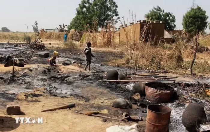 Hiện trường một vụ tấn công tại một ngôi làng ở Nigeria. Ảnh: AFP/ TTXVN