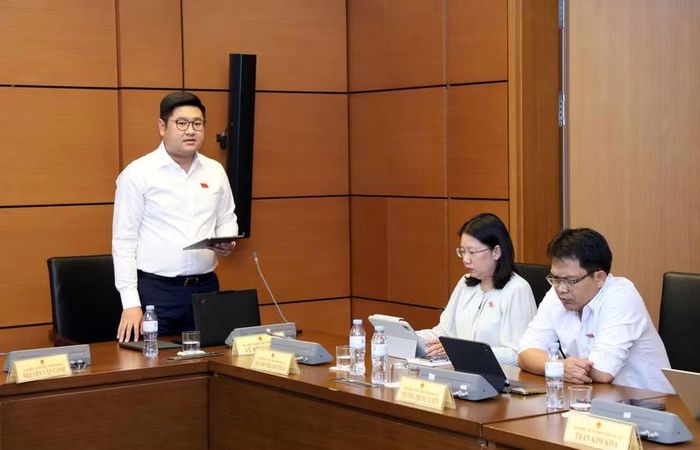  ĐB Vũ Hồng Quân bày tỏ sự quan tâm đến vấn đề bảo đảm quyền của người khai hải quan trong hoạt động kiểm tra, kiểm định, đánh giá tuân thủ. Ảnh: Đoàn ĐBQH tỉnh Gia Lai 
