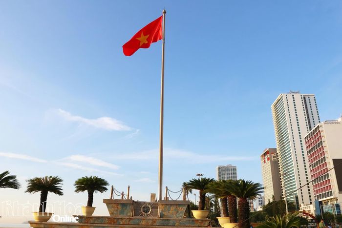 Cờ Tổ quốc tung bay trên Quảng trường 2 tháng 4.