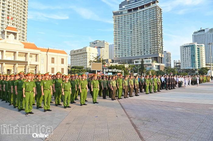 Gần 1.000 cán bộ, chiến sĩ Công an cùng các lực lượng khác tham gia Lễ chào cờ tháng 8.