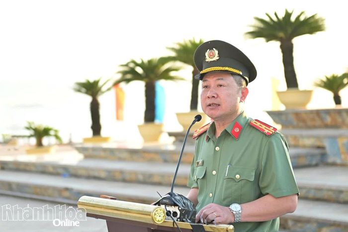 Đại tá Nguyễn Quân - Phó Giám đốc Công an tỉnh phát biểu tại Lễ chào cờ.