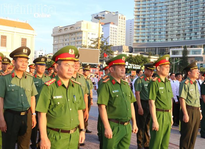 Ban Giám đốc Công an tỉnh tham dự Lễ chào cờ.