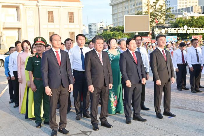 Đồng chí Bí thư Tỉnh ủy Trần Phong cùng các đồng chí lãnh đạo tỉnh tham dự Lễ chào cờ.