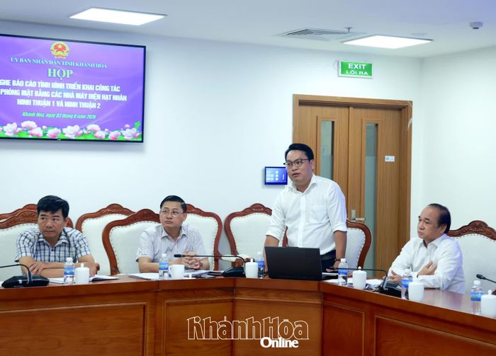 Đại diện xã Phước Dinh báo cáo những vấn đề còn vướng mắc.