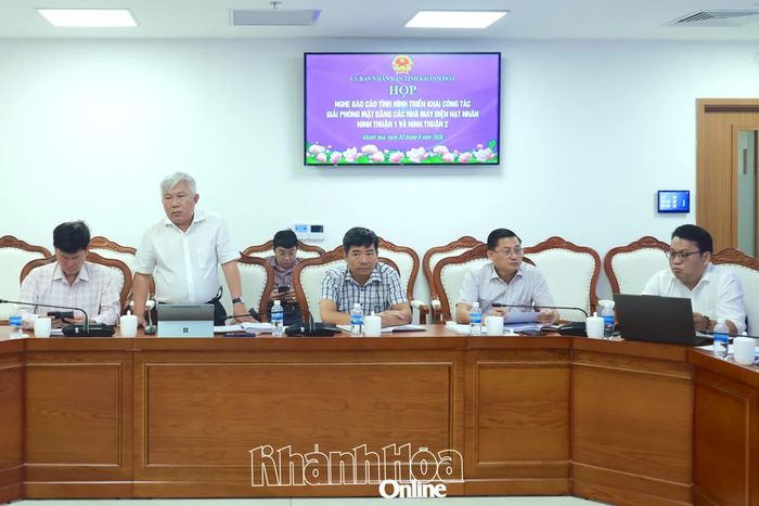 Lãnh đạo Sở Nông nghiệp và Môi trường báo cáo tại cuộc họp.
