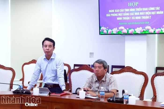 Đại diện xã Vĩnh Hải báo cáo những vấn đề còn vướng mắc.