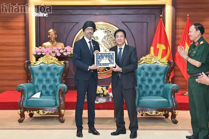 Đồng chí Nguyễn Long Biên tặng quà lưu niệm cho Đại sứ Rajpal Singh.