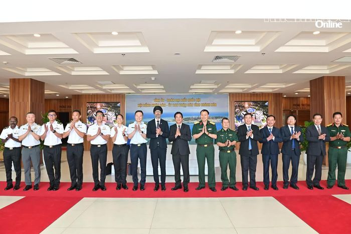 Đồng chí Nguyễn Long Biên cùng Đại sứ Rajpal Singh và các đại biểu chụp hình lưu niệm.