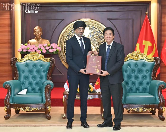 Đồng chí Nguyễn Long Biên tặng quà cho Đại sứ Rajpal Singh.