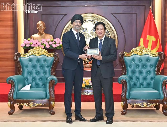 Đại sứ Rajpal Singh tặng quà lưu niệm cho đồng chí Nguyễn Long Biên.