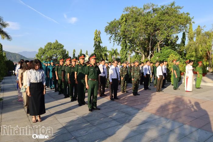 Các đại biểu dành phút mặc niệm tưởng nhớ công ơn các anh hùng liệt sĩ.