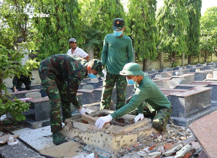 Lực lượng chuyên trách tiến hành lấy mẫu sinh phẩm hài cốt liệt sĩ.