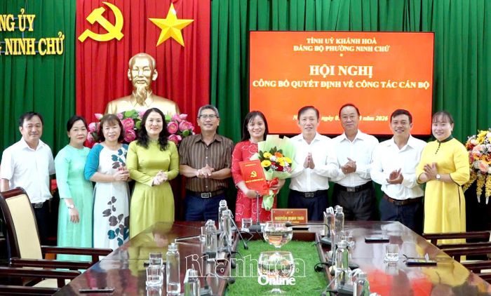 Lãnh đạo Đảng ủy phường Ninh Chử và các đại biểu chụp hình lưu niệm cùng bà Trần Thị Mỹ Hiền.