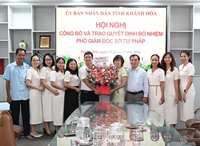Tập thể Sở Tư pháp tặng hoa chúc mừng bà Lý Thụy Ý Uyên.