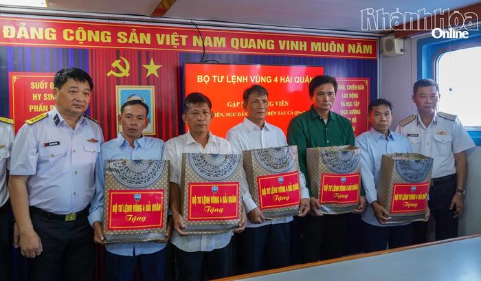 Thủ trưởng Bộ Tư lệnh Vùng 4 Hải quân trao quà động viên các ngư dân gặp nạn.