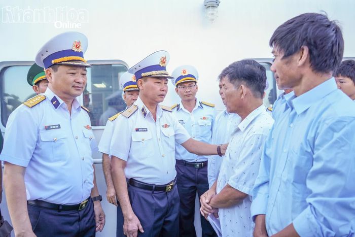 Thủ trưởng Bộ Tư lệnh Vùng 4 Hải quân thăm hỏi, động viên các ngư dân gặp nạn.