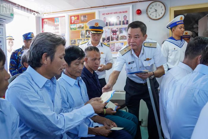 Chuẩn Đô đốc Nguyễn Anh Tuấn trao quà động viên các ngư dân gặp nạn.
