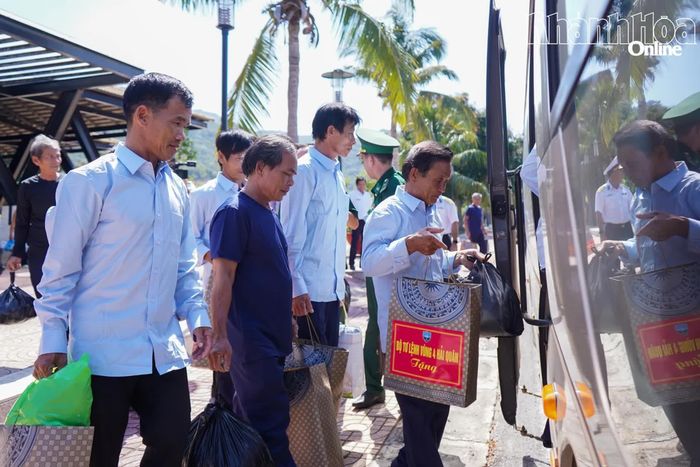 Các ngư dân lên xe ô tô về quê.