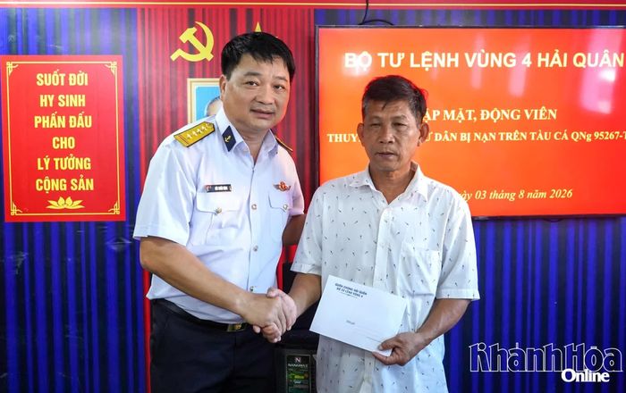 Đại tá Bùi Xuân Bình trao quà động viên ông Trần Văn Dân - thuyền trưởng tàu cá gặp nạn.