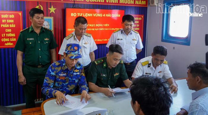 Các bên thực hiện thủ tục bàn giao ngư dân cho địa phương.