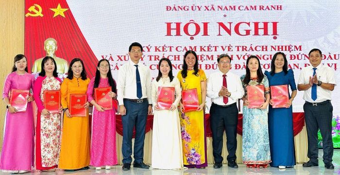 Thường trực Đảng ủy xã Nam Cam Ranh chúc mừng lãnh đạo các trường học ký cam kết.