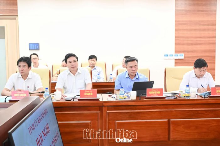 Đồng chí Lâm Đông, đồng chí Nguyễn Việt Hùng, đồng chí Lữ Thanh Hải - Ủy viên Ban Thường vụ Tỉnh ủy, Phó Chủ tịch Thường trực HĐND tỉnh và đồng chí Nguyễn Long Biên - Ủy viên Ban Thường vụ Tỉnh ủy, Phó Chủ tịch Thường trực UBND tỉnh tham dự hội nghị.