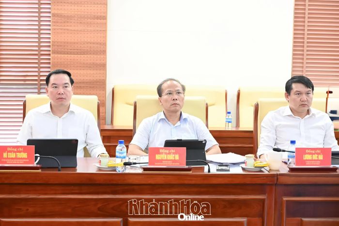 Đồng chí Hồ Xuân Trường, đồng chí Nguyễn Khắc Hà và đồng chí Lương Đức Hải - Ủy viên Ban Thường vụ Tỉnh ủy, Trưởng Ban Tổ chức Tỉnh ủy tham dự hội nghị.