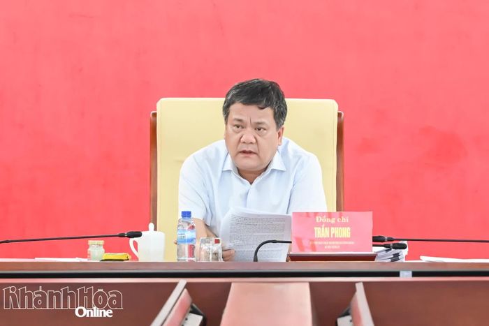 Đồng chí Bí thư Tỉnh ủy Trần Phong phát biểu tại hội nghị.