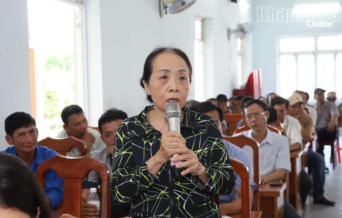 Người dân nêu kiến nghị tại buổi khảo sát.