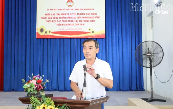 Lãnh đạo xã Cam Lâm báo cáo tình hình triển khai dự án.