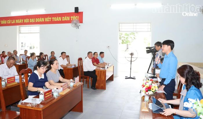 Ông Bùi Hoài Nam giải đáp một số nội dung tại buổi khảo sát.
