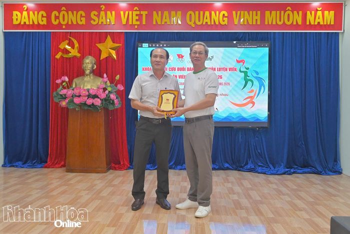 Lãnh đạo Ủy ban Olympic Việt Nam tặng kỷ niệm chương cho Sở Văn hóa, Thể thao và Du lịch tỉnh Khánh Hòa.