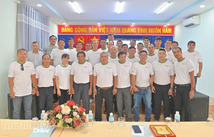 Ban tổ chức khóa học và các học viên tham gia chụp ảnh lưu niệm.