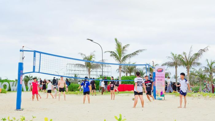 Nhiều bạn trẻ hào hứng trải nghiệm thể thao bên Bãi Dài - Top 10 bãi biển tốt nhất thế giới.