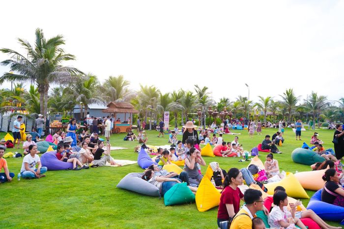 Dòng khách đổ về CaraBeach để tham dự Summer Hits ngày một đông.