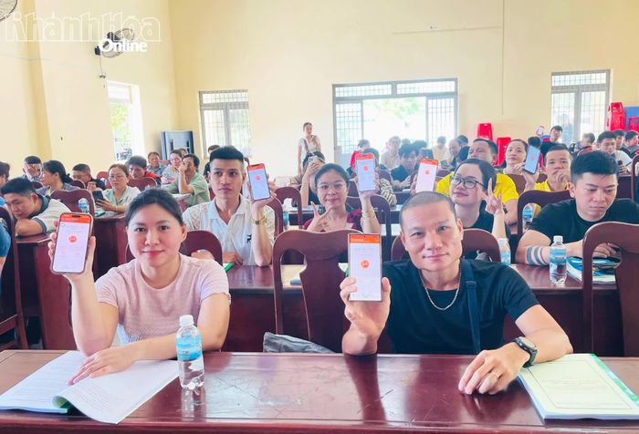Học viên được hướng dẫn cài đặt ứng dụng Báo cháy 114.