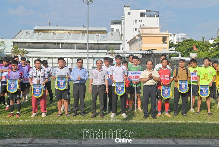 Ban tổ chức tặng cờ lưu niệm cho các đội bóng tham gia giải.
