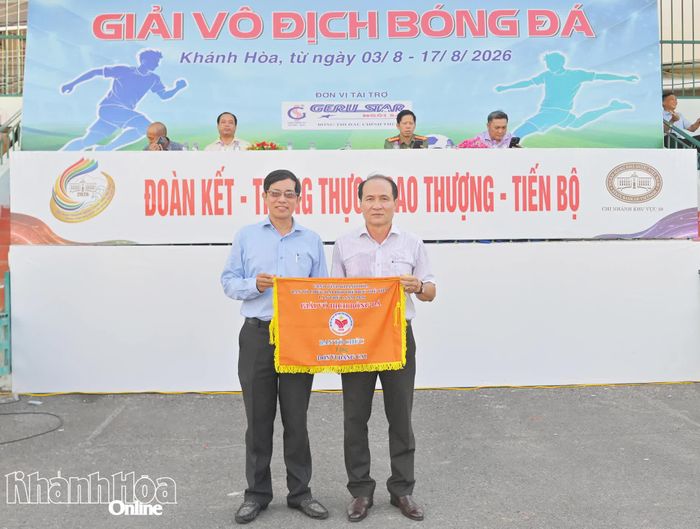 Lãnh đạo Sở Văn hóa, Thể thao và Du lịch tặng cờ lưu niệm cho phường Nha Trang - đơn vị đăng cai.